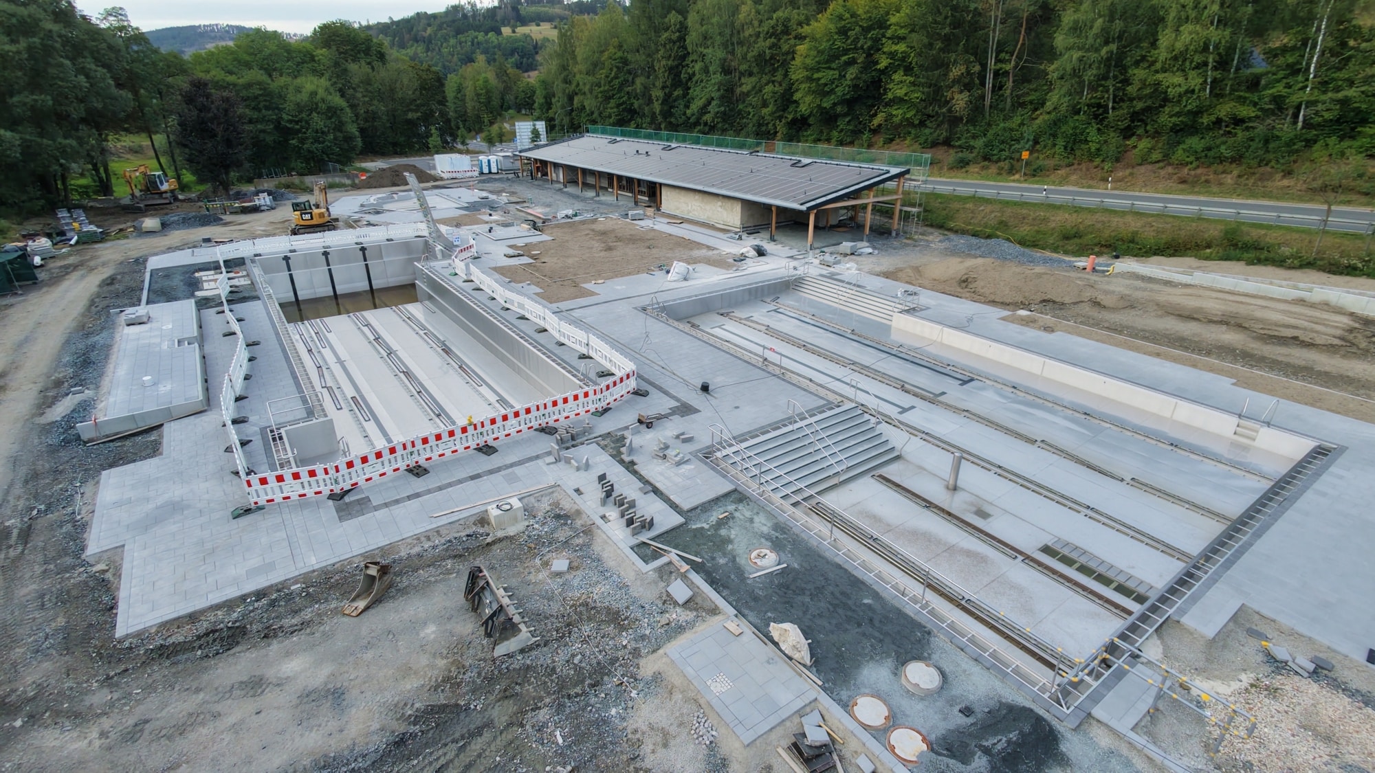 Blick einer Drohne auf die Freibadbaustelle